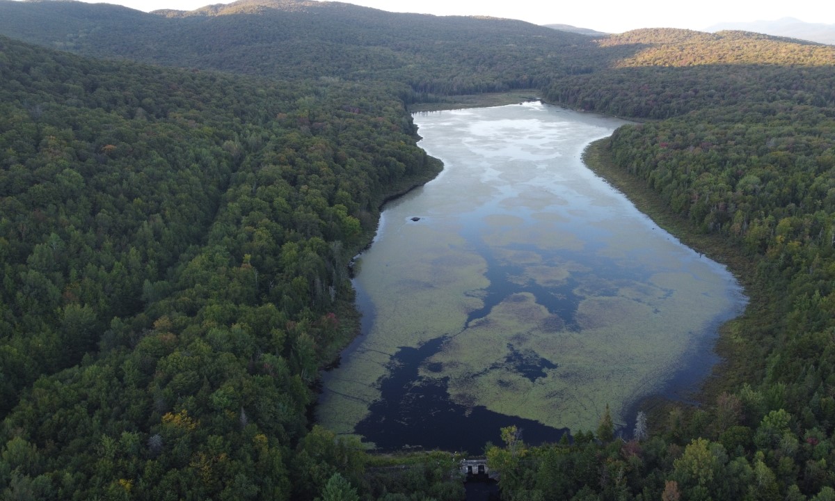 Véhicules de service stationnés lors de travaux d’installation de gouttières à Bécancour