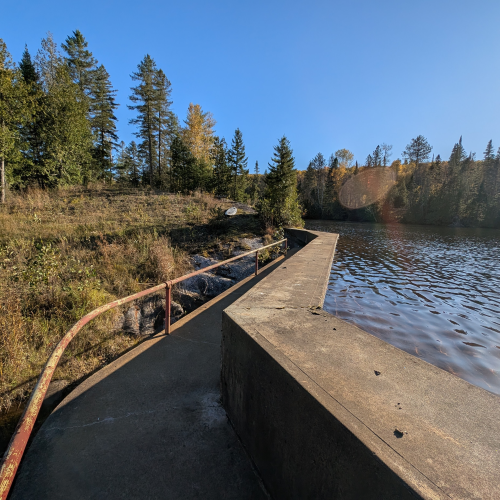 Logo entrepreneur pour services professionnels de gouttières et d’évacuation d’eau de toit  à Vaudreuil-Dorion